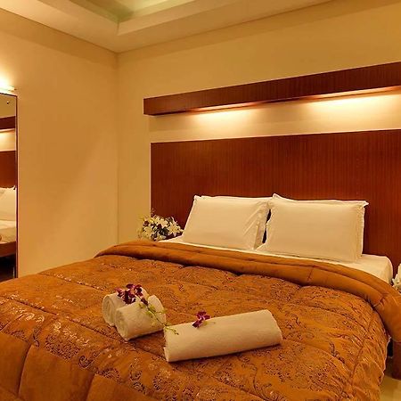 Dhanunjayas Luxury Hotel Hosūr エクステリア 写真