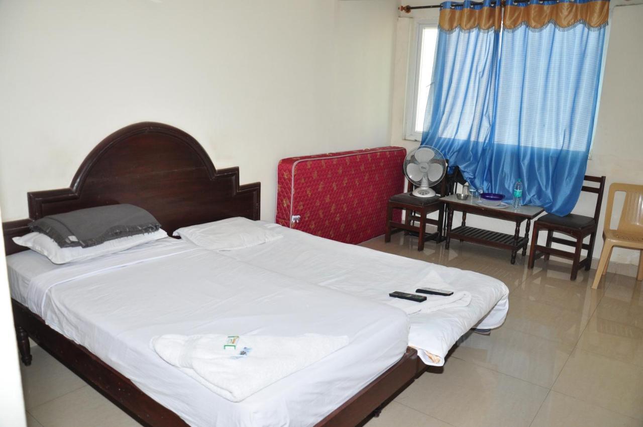 Dhanunjayas Luxury Hotel Hosūr エクステリア 写真