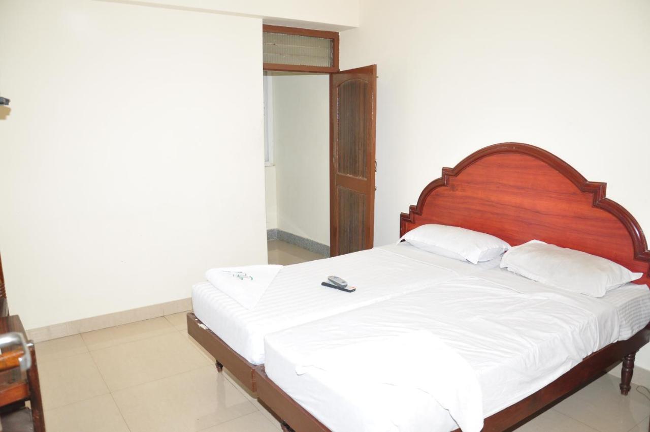 Dhanunjayas Luxury Hotel Hosūr エクステリア 写真
